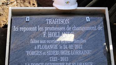 la plaque évoquant la "trahison" du président François Hollande à Florange (Moselle), le 24 avril 2013 à Hayange [Jean-Christophe Verhaegen / AFP/Archives]
