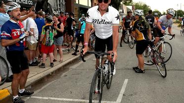 le coureur cycliste américain Lance Armstrong lors du départ du 3e jour de course de la RAGBRAI à Perry dans l'Iowa, le 23 juillet 2013. [Matthew Stockman / GETTY IMAGES NORTH AMERICA/AFP/Archives]