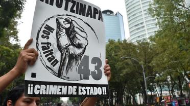 Des proches des 43 étudiants mexicains disparus à Iguala manifestent à Mexico, le 26 septembre 2015, un an après leur disparition [YURI CORTEZ / AFP/Archives]