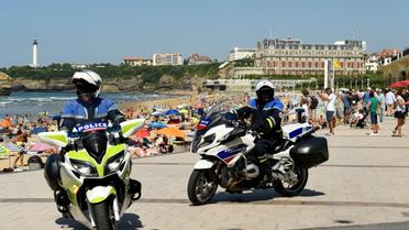 Des motards de la police patrouillent le long de la Grande Plage de Biarritz, le 22 août 2019 avant le sommet du G7 [Bertrand GUAY / AFP]