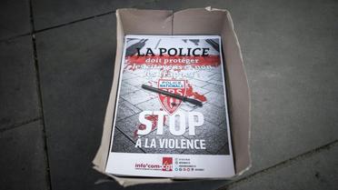 Des affiches d'"Info'com-CGT" dans un carton place de la République le 19 avril 2016 à Paris [PHILIPPE LOPEZ / AFP]
