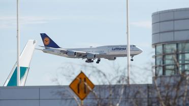 Un Boeing de la compagnie Lufthansa atterrit à Chicago le 13 mars 2020 [KAMIL KRZACZYNSKI / AFP]