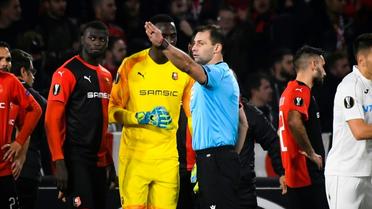 Le gardien de Rennes Edouard Mendy expulsé dès le début du match contre Cluj, en Ligue Europa, le 24 octobre 2019 au Roazhon Park [DAMIEN MEYER / AFP]