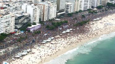 Vue aérienne de la parade du carnaval à Copacabana, le 25 février 2017 à Rio de Janeiro [Fernando MAIA / Riotur/AFP]