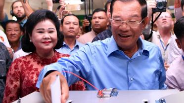 Le Premier ministre cambodgien Hun Sen lors de son vote aux élections législatives le 29 juillet 2018 à Phnom Penh [Manan VATSYAYANA / AFP]