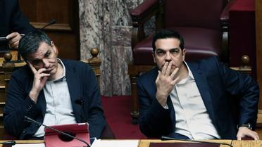 Le Premier ministre grec Alexis Tsipras (à droite) et le ministre des finances Euclid Tsakalotos au Parlement à Athènes le 22 mai 2016 [ANGELOS TZORTZINIS / AFP]