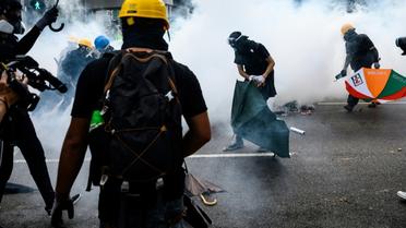 La police de Hong Kong tire des gaz lacrymogènes sur une manifestation "anti-triades" à Yuen Long, le 27 juillet 2019 [Philip FONG / AFP]