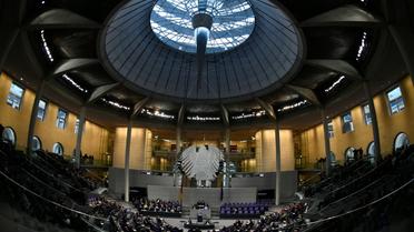 Les députés allemands au Bundestag pour voter sur le déploiement de soldats et d'avions en soutien à la France dans la lutte contre l'EI, le 4 décembre 2015 à Berlin [TOBIAS SCHWARZ / AFP]
