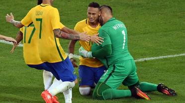 L'attaquant brésilien Neymar et ses coéquipiers fêtent leur victoire en finale du tournoi olympique face à l'Allemagne, le 20 août 2016 au Maracana [Martin BERNETTI / AFP]