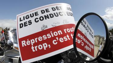 Une affiche de la Ligue de Défense des Conducteurs denoncant la "répression routière, trop c'est trop !" est fixé sur une moto, le 18 juin 2011 à Vincennes [Francois Guillot / AFP]