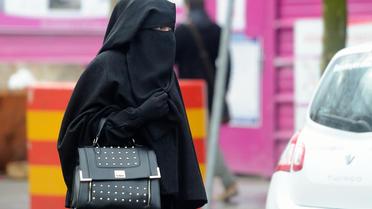 Une femme vêtue d'un voile islamique intégral, le niqab, dans une rue de Roubaix dans le nord de la France, le 9 janvier 2014 [Philippe Huguen / AFP/Archives]