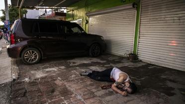 Un corps gît dans une rue de Culiacan, le 17 octobre 2019 [RASHIDE FRIAS / AFP]