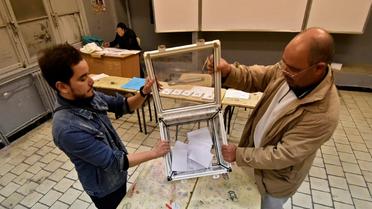 Le dépouillement des votes lors de l'éléction présidentielle algérienne dans un bureau de vote d'Alger, le 12 décembre 2019 [RYAD KRAMDI                          / AFP]