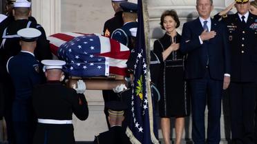 L'ancien président américain George W. Bush et son épouse Laura se recueille à l'arrivée du cercueil de George H. W. Bush au Capitole, le 3 décembre 2018 [SAUL LOEB / AFP]