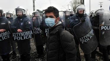 Un jeune migrant portant un masque à la frontière greco-macédonienne, près du village grec d'Idomeni le 27 mars 2016 [SAKIS MITROLIDIS / AFP/Archives]
