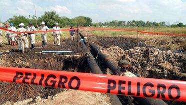 Des employés de la compagnie pétrolière mexicaine Pemex travaillent sur une fuite sur une canalisation, en 2005 [Luis Lopez / AFP/Archives]