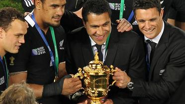 L'arrière international néo-zélandais Mils Muliaina (c) tient la Coupe du monde  de rugby remportée par les All Blacks aux dépens de la France, le 23 octobre 2011 à l'Eden Park d'Auckland [Marty Melville / AFP/Archives]