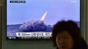Ecran de télévision à la gare de Séoul, retransmettant le tir d'un missile nord-coréen, le 4 mars 2016 [Jung Yeon-Je / AFP/Archives]