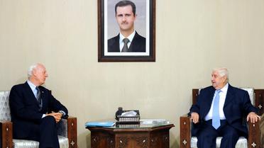 Photo fournie par l'agence officielle syrienne Sana de la rencontre entre l'envoyé spécial de l'ONU Staffan de Mistura (g) et le ministre des Affaires étrangères syrien Walid Muallem à Damas [HO / SANA/AFP]