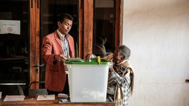 Une femme dépose son bulletin dans l'urne lors de l'élection présidentielle à Antananarivo, à Madagascar, le 19 décembre 2018 [GIANLUIGI GUERCIA / AFP]