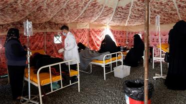 Des personnes suspectées d'être infectées par le choléra, dans un hôpital de fortune le 25 mai 2017 à Sanaa [ / AFP/Archives]