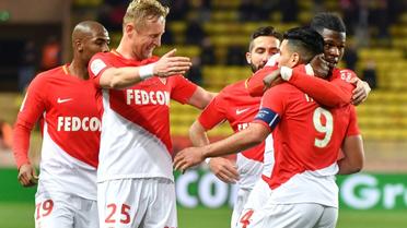 L'attaquant de Monaco Radamel Falcao (d) félicité par ses coéquipiers après son but contre Rennes, le 20 décembre 2017 [YANN COATSALIOU / AFP]