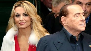 Le leader de Forza Italia Silvio Berlusconi (D) et sa compagne Francesca Pascale (G) à Naples (Italie) le 3 mars 2018 à la veille des élections législatives  [Carlo Hermann / AFP]