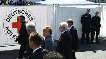 La chancelière allemande Angela Merkel visite un camp de réfugiés à Heidenau, dans l'est de l'Allemagne, le 26 août 2015 [TOBIAS SCHWARZ / AFP]