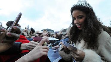 Flora Coquerel, l'actuelle titulaire de la couronne de Miss France, donne des autographes le 18 décembre 2013 à Morancez (Centre)   [Jean-Francois Monier / AFP/Archives]