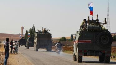 Un convoi de véhicules militaires russes se rend vers la ville de Kobané dans le nord-est de la Syrie, le 23 octobre 2019 [- / AFP]