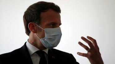 Emmanuel Macron s'entretient avec des agents de santé alors qu'il visite un centre médical à Pantin en Seine-Saint-Denis, le 7 avril 2020 [GONZALO FUENTES / POOL/AFP]