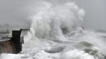 Les vagues se brisent sur la jetée de Plobannalec-Lesconil à l'ouest de la France alors que la tempête Ciara traverse le nord de l'Europe le 9 fevrier.  [Fred TANNEAU / AFP]