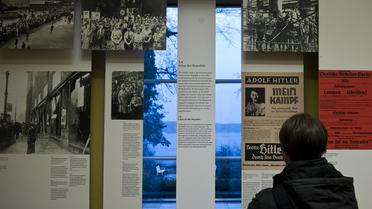 Photo d'archives du Wannsee House Museum à Berlin montrant un document d'époque de la couverture du livre de Hitler "Mein Kampf", le 5 janvier 2012 [John Macdougall / AFP/Archives]