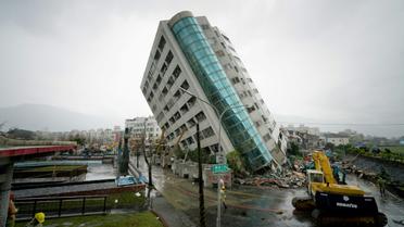 Un complexe résidentiel de 12 étages effondré sur lui-même après un violent séisme, dans la ville de Hualien à Taïwan, le 7 février 2018. [PAUL YANG / AFP]