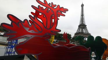 Une installation de l'artiste Gad Weil, faisant partie du projet "Climate Noah' Ark" sur le toit d'une péniche amarrée sur la Seine, devant la tour Eiffel à Paris, le 19 septembre 2015 [THOMAS SAMSON / AFP/Archives]