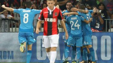 Les joueurs de Naples se congratulent après le but de José Callejon face à Nice, en barrage retour de Ligue des champions, le 22 août 2017 à l'Allianz Riviera [VALERY HACHE / AFP]