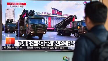 Un homme regarde un reportage sur une parade militaire nord-coréenne, à Séoul, le 4 mars 2016 [JUNG YEON-JE / AFP/Archives]