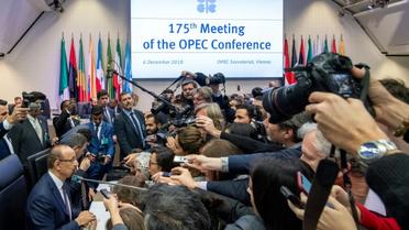 Le ministre saoudien de l'Energie, Khaled al-Faleh (G) parle aux journalistes au siège de l'Organisation des pays exportateurs de pétrole (Opep) à Vienne, en Autriche, le 6 décembre 2018 [JOE KLAMAR / AFP]