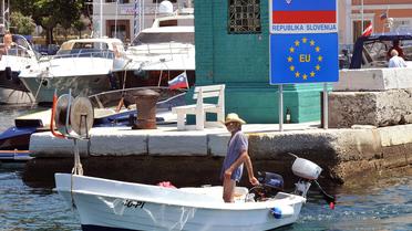 Un pêcheur entre dans le port de Piran, en Slovénie, non loin de la frontière croate [Hrvoje Polan / AFP/Archives]