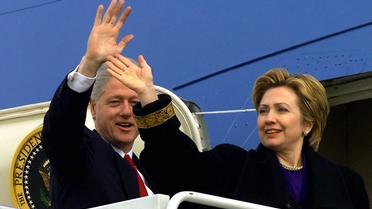 Bill et Hillary Clinton le 7 janvier 2003 sur la base aérienne d'Andrews [Paul J. Richards / AFP/Archives]