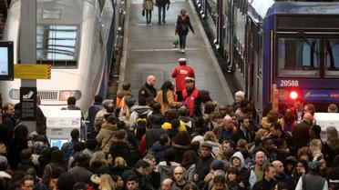 Des agents de la SNCF parlent avec des usagers à la gare de Lyon, à Paris, le 3 avril 2018, au premier jour de la grève des cheminots contre la réforme de la SNCF [ludovic MARIN / AFP/Archives]