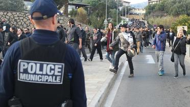 Un policier surveille une manifestation à Ajaccio le 27 décembre 2015 [YANNICK GRAZIANI / AFP]
