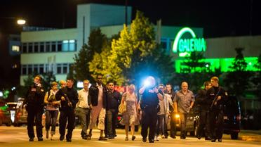 Des personnes sont évacuées du centre commercial de Munich le 22 juillet 2016. [STRINGER / AFP]