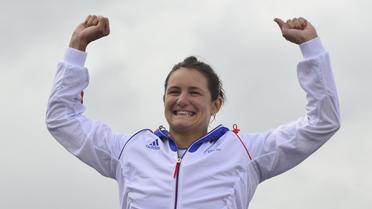 La Française Emilie Fer sur la plus haut marche du podium du kayak monoplace lors des Jeux olympiques de Londres 2012, le 2 août 2012 [Yuri Cortez / AFP/Archives]