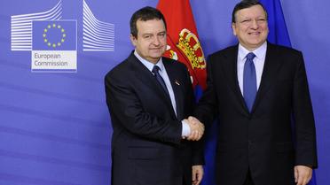 Le président de la commission européenne Jose Manuel Barroso (à d.) et le premier ministre serbe Ivica Dacic à Bruxelles le 21 janvier 2014 [John Thys / AFP]