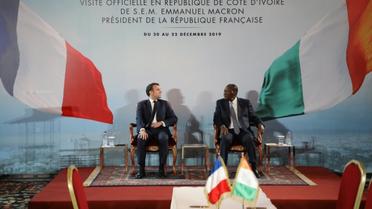 Le président français Emmanuel Macron et son homologue ivoirien Alassane Ouattara donnent une conférence de presse au palais présidentiel à Abidjan, le 21 décembre 2019 [Ludovic MARIN / AFP]