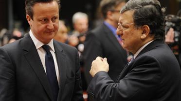 Le Premier ministre britannique David Cameron, qui envisage de renégocier les liens de son pays avec l'UE, lors d'une discussion en tête-à-tête avec le président de la Commission européenne Jose Manuel Barroso à Bruxelles, le 20 mars 2014 [John Thys / AFP/Archives]
