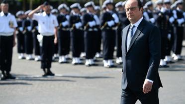 François Hollande passe les troupes en revue lors des célébrations du 8 mai 2016 à Paris [LIONEL BONAVENTURE / POOL/AFP]
