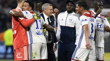 L'entraîneur de Lyon, Bruno Genesio (c) félicite ses joueurs à la fin du match victorieux face à Nice au Groupama stadium, le 19 mai 2018 [PHILIPPE DESMAZES / AFP]