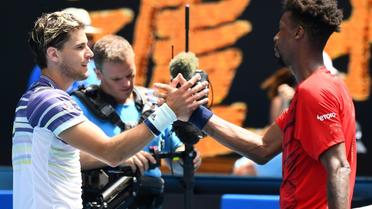 L'Autrichien Dominic Thiem serre la main du Français Gaël Monfils après l'avoir battu en 8e de finale de l'Open d'Australie, le 27 janvier 2020 à Melbourne [William WEST / AFP]